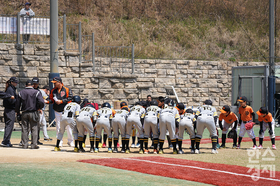 15일 충청남도 서천군 레포츠야구장에서 한국스포츠경제와 한스경제가 주최하고 대한유소년야구연맹이 주관하는 '제9회 한국컵 전국유소년아구대회'가 열렸다. 꿈나무(청룡)리그 안양시 유소년야구단과 송파구 선수들이 결승전을 치르고 있다. /서천=최대성 기자 dpdaesung@sporbiz.co.kr 2025.04.15.