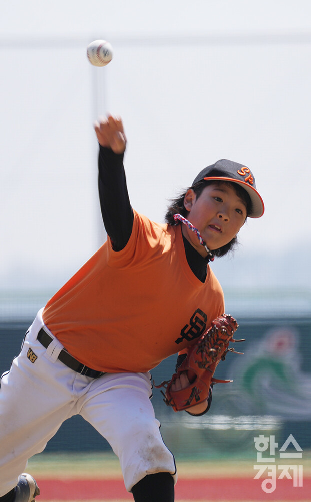 15일 충청남도 서천군 레포츠야구장에서 한국스포츠경제와 한스경제가 주최하고 대한유소년야구연맹이 주관하는 '제9회 한국컵 전국유소년아구대회'가 열렸다. 꿈나무(청룡)리그 송파구 유소년야구단 선발 손윤우 선수가 안양시와의 결승전 1회초 역투하고 있다. /서천=최대성 기자 dpdaesung@sporbiz.co.kr 2025.04.15.