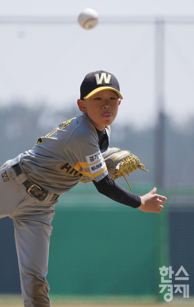 15일 충청남도 서천군 레포츠야구장에서 한국스포츠경제와 한스경제가 주최하고 대한유소년야구연맹이 주관하는 '제9회 한국컵 전국유소년아구대회'가 열렸다. 꿈나무(청룡)리그 안양시 유소년야구단 선수가 송파구와의 결승전서 역투하고 있다. /서천=최대성 기자 dpdaesung@sporbiz.co.kr 2025.04.15.