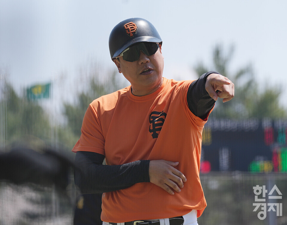 15일 충청남도 서천군 레포츠야구장에서 한국스포츠경제와 한스경제가 주최하고 대한유소년야구연맹이 주관하는 '제9회 한국컵 전국유소년아구대회'가 열렸다. 꿈나무(청룡)리그 송파구 유소년야구단 윤규진 감독이 안양시와의 결승전서 선수들을 독려하고 있다. /서천=최대성 기자 dpdaesung@sporbiz.co.kr 2025.04.15.