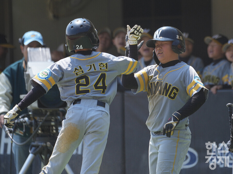 15일 충청남도 서천군 레포츠야구장에서 한국스포츠경제와 한스경제가 주최하고 대한유소년야구연맹이 주관하는 '제9회 한국컵 전국유소년아구대회'가 열렸다. 꿈나무(청룡)리그 안양시 유소년야구단 심기현 선수가 송파구와의 결승전 3회초 김주원의 적시타 때 홈으로 들어온 후 기뻐하고 있다. /서천=최대성 기자 dpdaesung@sporbiz.co.kr 2025.04.15.