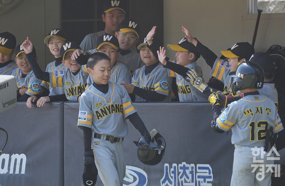 15일 충청남도 서천군 레포츠야구장에서 한국스포츠경제와 한스경제가 주최하고 대한유소년야구연맹이 주관하는 '제9회 한국컵 전국유소년아구대회'가 열렸다. 꿈나무(청룡)리그 안양시 유소년야구단 김주원 선수가 송파구와의 결승전 3회초 홈으로 들어온 후 동료들의 축하를 받고 있다. /서천=최대성 기자 dpdaesung@sporbiz.co.kr 2025.04.15.