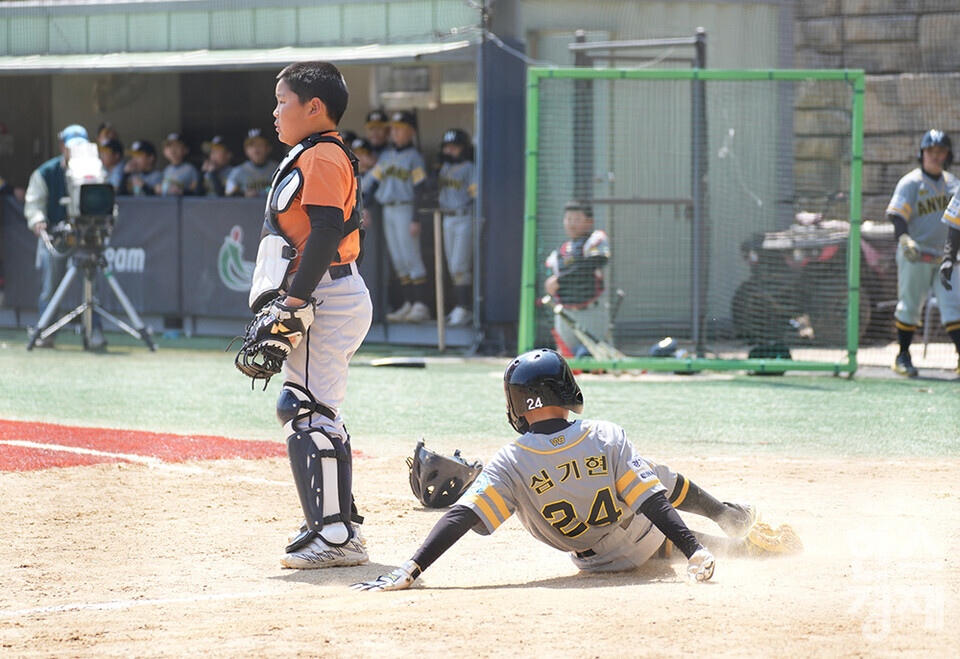 15일 충청남도 서천군 레포츠야구장에서 한국스포츠경제와 한스경제가 주최하고 대한유소년야구연맹이 주관하는 '제9회 한국컵 전국유소년아구대회'가 열렸다. 꿈나무(청룡)리그 안양시 유소년야구단 심기현 선수가 송파구와의 결승전 4회초 홈으로 들어오고 있다. /서천=최대성 기자 dpdaesung@sporbiz.co.kr 2025.04.15.