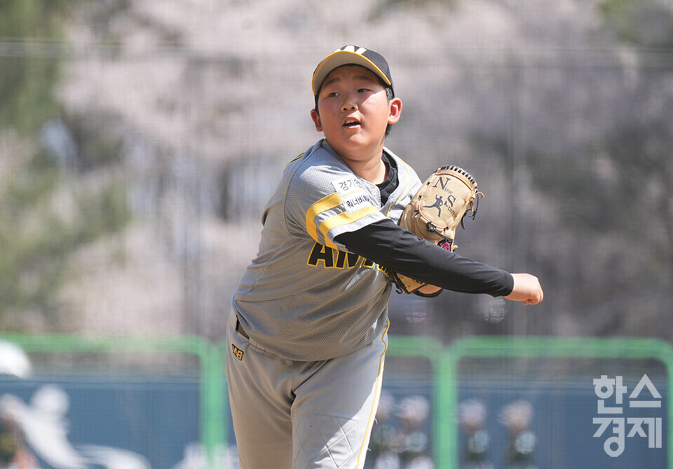 15일 충청남도 서천군 레포츠야구장에서 한국스포츠경제와 한스경제가 주최하고 대한유소년야구연맹이 주관하는 '제9회 한국컵 전국유소년아구대회'가 열렸다. 꿈나무(청룡)리그 안양시 유소년야구단 박규빈 선수가 송파구와의 결승전서 역투하고 있다. /서천=최대성 기자 dpdaesung@sporbiz.co.kr 2025.04.15.