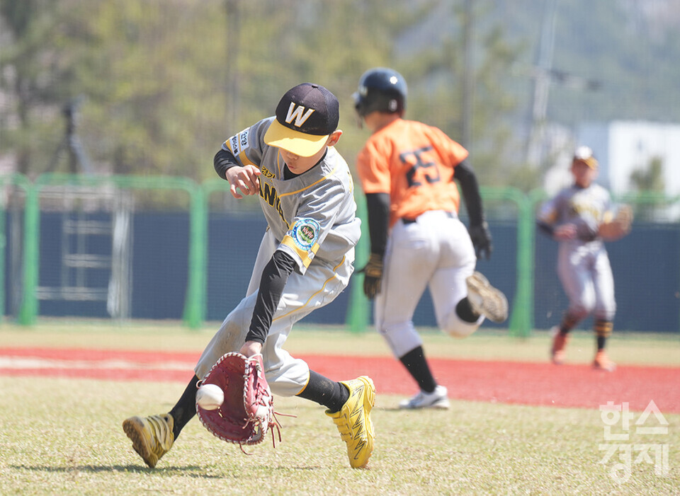 15일 충청남도 서천군 레포츠야구장에서 한국스포츠경제와 한스경제가 주최하고 대한유소년야구연맹이 주관하는 '제9회 한국컵 전국유소년아구대회'가 열렸다. 꿈나무(청룡)리그 안양시 유소년야구단과 송파구와의 결승전이 열리고 있다. /서천=최대성 기자 dpdaesung@sporbiz.co.kr 2025.04.15.