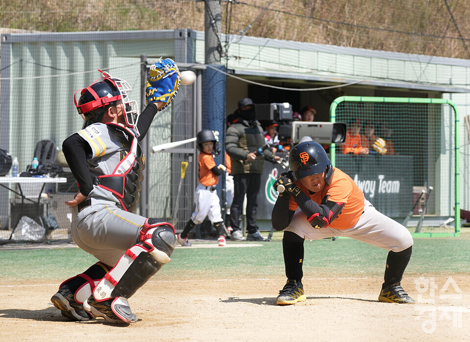 15일 충청남도 서천군 레포츠야구장에서 한국스포츠경제와 한스경제가 주최하고 대한유소년야구연맹이 주관하는 '제9회 한국컵 전국유소년아구대회'가 열렸다. 꿈나무(청룡)리그 안양시 유소년야구단과 송파구와의 결승전이 열리고 있다. /서천=최대성 기자 dpdaesung@sporbiz.co.kr 2025.04.15.