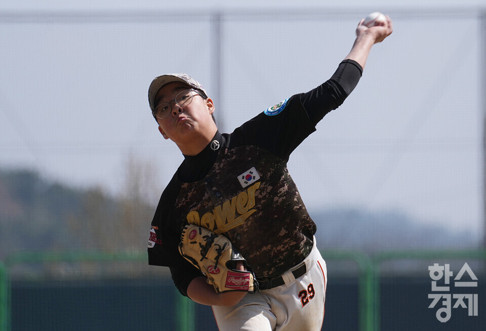 15일 충청남도 서천군 레포츠야구장에서 한국스포츠경제와 한스경제가 주최하고 대한유소년야구연맹이 주관하는 '제9회 한국컵 전국유소년아구대회'가 열렸다. 유소년(청룡)리그 아산시 유소년야구단 김시준 선수가 남양주야놀과의 결승전 1회초 역투하고 있다. /서천=최대성 기자 dpdaesung@sporbiz.co.kr 2025.04.15.