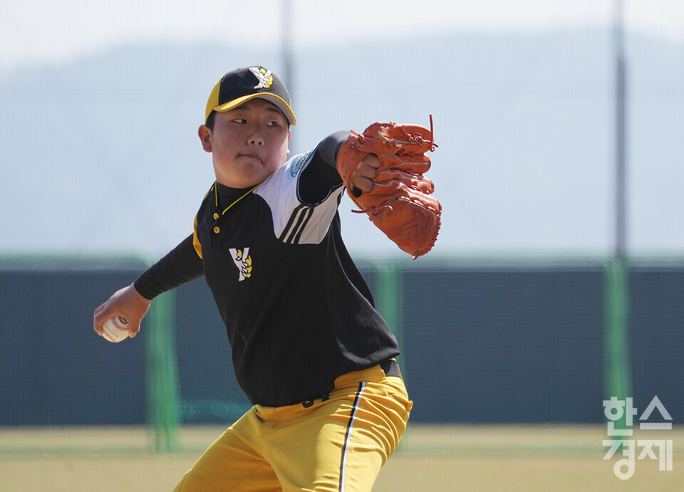 15일 충청남도 서천군 레포츠야구장에서 한국스포츠경제와 한스경제가 주최하고 대한유소년야구연맹이 주관하는 '제9회 한국컵 전국유소년아구대회'가 열렸다. 유소년(청룡)리그 남양주야놀 유소년야구단 최현성 선수가 아산시와의 결승전 1회말 역투하고 있다. /서천=최대성 기자 dpdaesung@sporbiz.co.kr 2025.04.15.