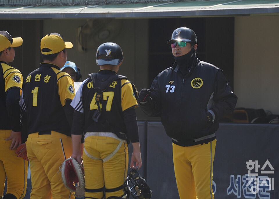 15일 충청남도 서천군 레포츠야구장에서 한국스포츠경제와 한스경제가 주최하고 대한유소년야구연맹이 주관하는 '제9회 한국컵 전국유소년아구대회'가 열렸다. 유소년(청룡)리그 남양주야놀 유소년야구단 감독이 아산시와의 결승전서 선수들에게 작전지시를 하고 있다. /서천=최대성 기자 dpdaesung@sporbiz.co.kr 2025.04.15.