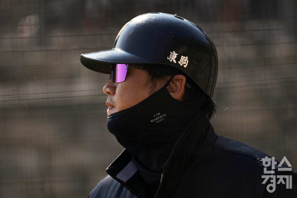 15일 충청남도 서천군 레포츠야구장에서 한국스포츠경제와 한스경제가 주최하고 대한유소년야구연맹이 주관하는 '제9회 한국컵 전국유소년아구대회'가 열렸다. 유소년(청룡)리그 남양주야놀 유소년야구단 권오현 감독이 아산시와의 결승전서 선수들을 주시하고 있다. /서천=최대성 기자 dpdaesung@sporbiz.co.kr 2025.04.15.