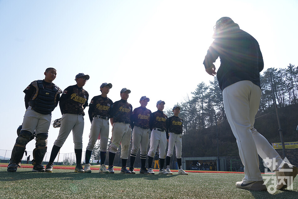 15일 충청남도 서천군 레포츠야구장에서 한국스포츠경제와 한스경제가 주최하고 대한유소년야구연맹이 주관하는 '제9회 한국컵 전국유소년아구대회'가 열렸다. 유소년(청룡)리그 아산시 유소년야구단 선수들이 남양주야놀과의 결승전서 서 마지막 공격을 앞두고 감독의 지시를 듣고 있다. /서천=최대성 기자 dpdaesung@sporbiz.co.kr 2025.04.15.