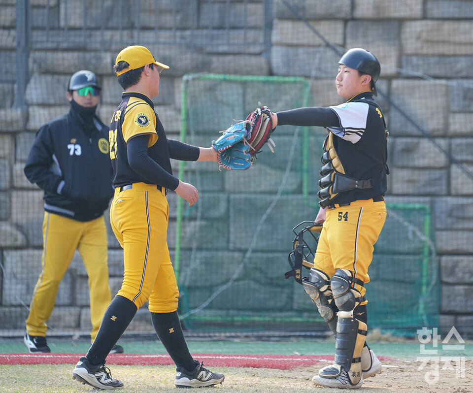 15일 충청남도 서천군 레포츠야구장에서 한국스포츠경제와 한스경제가 주최하고 대한유소년야구연맹이 주관하는 '제9회 한국컵 전국유소년아구대회'가 열렸다. 유소년(청룡)리그 남양주야놀 유소년야구단 허건우 선수가 아산시와의 결승전이 8-0으로 끝나자 최현성과 기뻐하고 있다. /서천=최대성 기자 dpdaesung@sporbiz.co.kr 2025.04.15.