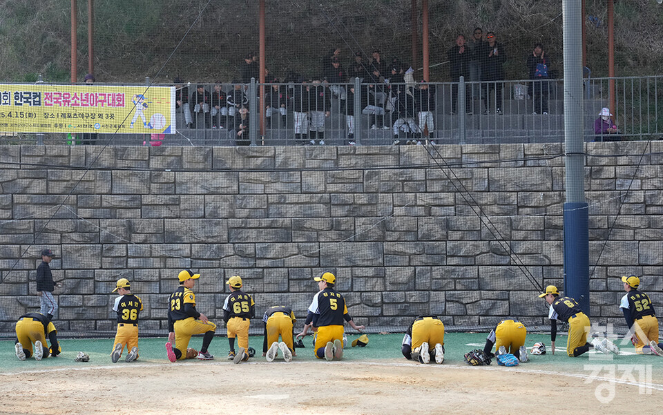 15일 충청남도 서천군 레포츠야구장에서 한국스포츠경제와 한스경제가 주최하고 대한유소년야구연맹이 주관하는 '제9회 한국컵 전국유소년아구대회'가 열렸다. 유소년(청룡)리그 남양주야놀 유소년야구단 선수들이 아산시와의 결승전서 8-0으로 완승, 우승한 후 관중석의 부모니들께 큰절을 올리고 있다. /서천=최대성 기자 dpdaesung@sporbiz.co.kr 2025.04.15.