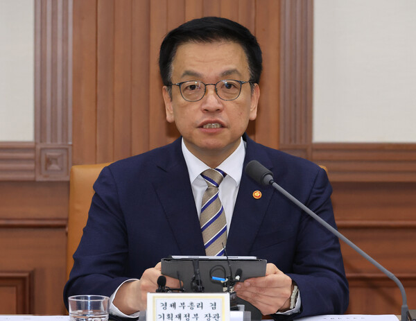 최상목 부총리 겸 기획재정부 장관이 15일 서울 종로구 정부서울청사에서 열린 경제관계장관회의 겸 산업경쟁력강화 관계장관회의에서 발언하고 있다./연합뉴스