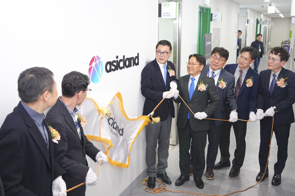 강기정 광주광역시장이 15일 오후 광주실감콘텐츠큐브(GCC)에서 열린 ㈜에이직랜드 광주사무소 개소식에 참석해 현판 제막을 하고 있다./사진=광주광역시