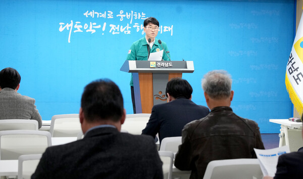 전남도 가축위생방역지원본부 초동방역팀을 농장별 2명씩 투입해 해당 농장 출입통제와 소독 등 긴급 방역 조치를 취했다고 말했다./사진=전남도