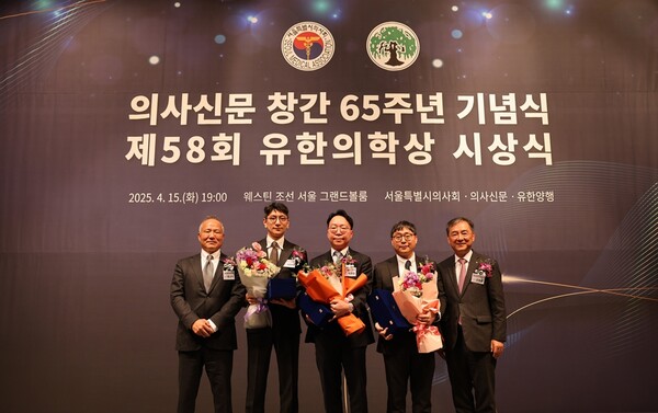 (좌측부터) 황규석 서울특별시의사회 회장, 나민석 부교수, 박완범 부교수, 최기홍 부교수, 김열홍 유한양행 R&D 총괄사장. /유한양행 제공