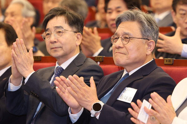 16일 서울 여의도 국회도서관 대강당에서 열린 더불어민주당 이재명 전 대표의 싱크탱크 '성장과 통합' 출범식에서 유종일(왼쪽)·허민 상임 공동대표가 박수치고 있다. 사진=연합뉴스