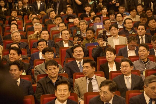 16일 서울 여의도 국회도서관에서 열린 전국단위 정책 전문가집단 '성장과 통합' 출범식에 각 분과 참여자들이 참석해 있다. 사진=연합뉴스