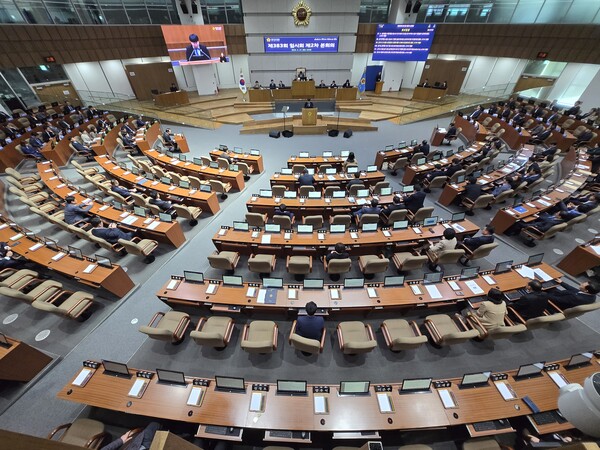 4월 15일 열린 경기도의회 제383회 임시회 제2차 본회의에서 유호준 의원이 조례안 의결을 앞두고 반대토론에 나서자, 다수의 의원들이 자리를 비우고 있는 모습./ 김두일 기자