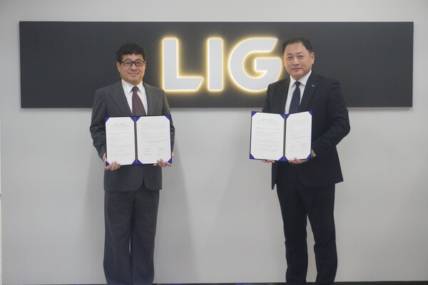 지난 15일 LIG넥스원 서울사무소에서 ‘국방 AI 및 무인체계 보안 기술 적용 협력을 위한 업무협약’을 체결한 최종진 LIG넥스원 미래전장사업부문장(오른쪽)과 황수익 시큐리티플랫폼 대표이사가 기념사진을 촬영하고 있다./ LIG넥스원