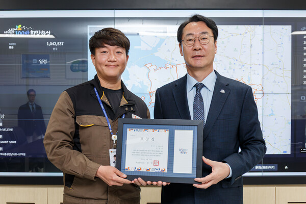 화성특례시(시장 정명근)는 16일, 자원화시설에서 버려진 폐금고 속 귀금속을 발견하고 즉시 경찰에 신고한 조성준 주무관에게 표창장을 수여했다./ 화성특례시 제공