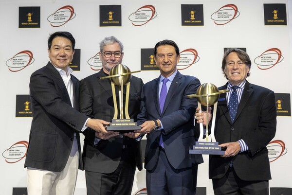 16일(현지시각) 미국 뉴욕 국제 오토쇼에서 열린 2025 월드카 어워즈에서 (왼쪽부터)이상엽 현대제네시스글로벌디자인담당 부사장, 루크 동커볼케 현대차그룹 CDO(글로벌디자인본부장) 겸 CCO(최고크리에이티브책임자) 사장, 호세 무뇨스 현대차 대표이사 사장, 스티븐 센터 기아 미국법인 최고운영책임자(COO)가 시상식에서 기념 촬영을 하고 있다./ 현대자동차그룹