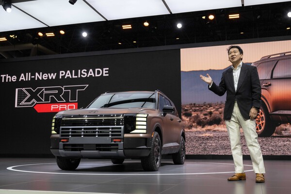 16일(현지시각) 미국 뉴욕 제이콥 재비츠 컨벤션 센터에서 열린 2025 뉴욕 국제 오토쇼에서 이상엽 현대제네시스글로벌디자인담당 부사장이 팰리세이드 XRT 프로 앞에서 발표하고 있다./현대자동차