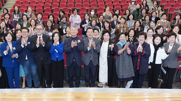 이재준 수원시장은 축사에서 “지난 20년 동안 수원시 여성지도자대학 수료생들이 지역 발전을 위해 큰 기여를 해왔다”며, “수원시도 여성이 지도자로 활약할 수 있는 환경을 만들기 위해 책임감을 가지고 여러분과 함께 동행하겠다”고 말했다./ 수원시 제공
