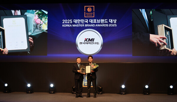 이광엽 KMI한국의학연구소 전무이사(사진 오른쪽)가 지난 16일 서울 신라호텔에서 열린 ‘2025 대한민국 대표브랜드 대상’ 시상식에서 건강검진센터 부문 대상을 수상하고 있다. /KMI한국의학연구소 제공