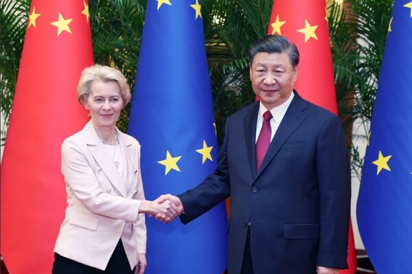 2023년 EU-중국 정상회담에서 악수하는 시진핑 주석과 우르줄라 폰데어라이엔 EU 집행위원장 / 사진=연합뉴스