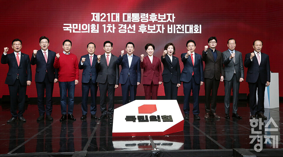 18일 오후 서울 강서구 ASSA아트홀에서 열린 '제21대 대통령후보자 국민의힘 1차 경선 후보자 비전대회' 에 참석한 후보들이 기념촬영을 하고 있다. 왼쪽부터 이양수 사무총장, 권성동 원내대표, 유정복, 홍준표, 김문수, 안철수, 양향자, 나경원, 이철우, 한동훈 후보, 권영세 비대위원장, 황우여 선거관리위원장. /최대성 기자 dpdaesung@sporbiz.co.kr 2025.04.18.