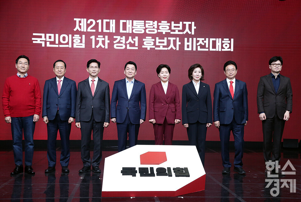 18일 오후 서울 강서구 ASSA아트홀에서 열린 '제21대 대통령후보자 국민의힘 1차 경선 후보자 비전대회' 에 참석한 후보들이 기념촬영을 하고 있다. 유정복(왼쪽부터), 홍준표, 김문수, 안철수, 양향자, 나경원, 이철우, 한동훈 후보. /최대성 기자 dpdaesung@sporbiz.co.kr 2025.04.18.