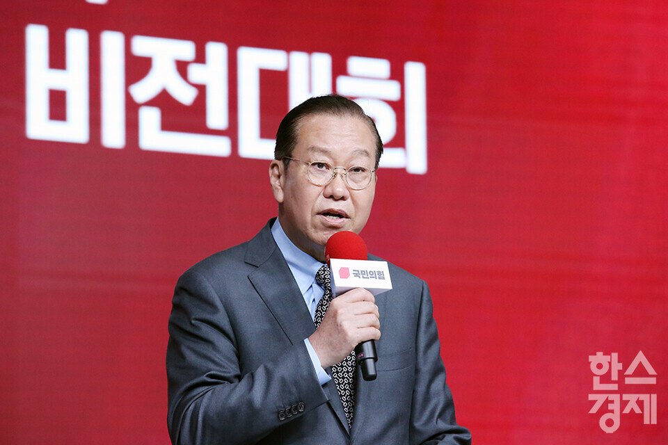 18일 오후 서울 강서구 ASSA아트홀에서 '제21대 대통령후보자 국민의힘 1차 경선 후보자 비전대회' 가 열리고 있다. 권영세 국민의힘 비상대책위원장이 인사말을 하고 있다. /최대성 기자 dpdaesung@sporbiz.co.kr 2025.04.18.