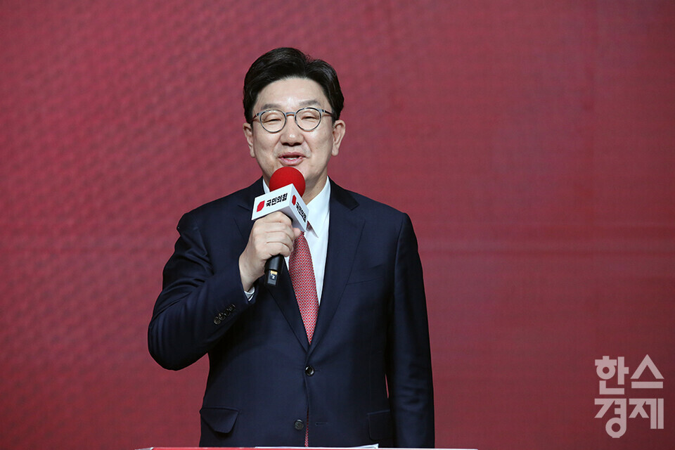 18일 오후 서울 강서구 ASSA아트홀에서 '제21대 대통령후보자 국민의힘 1차 경선 후보자 비전대회' 가 열리고 있다. 권성동 국민의힘 원내대표가 인사말을 하고 있다. /최대성 기자 dpdaesung@sporbiz.co.kr 2025.04.18.