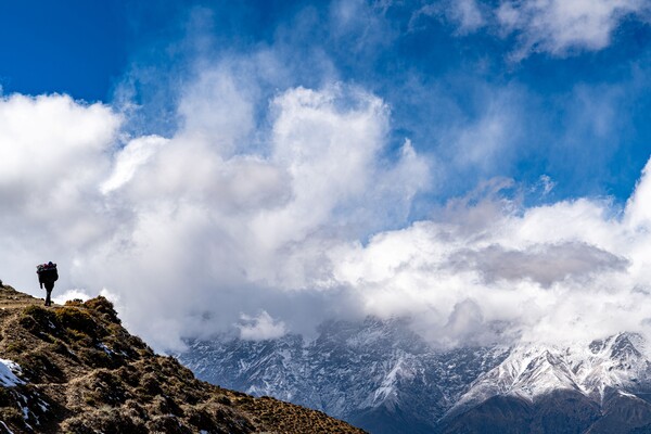 해발 4,000m가 넘는 규라(Gyu La.4077m)를 힘겹게 오르면 구름에 잠긴 만년설의 안나푸르나 연봉이 장엄미를 뽐내며 우리를 맞는다.
