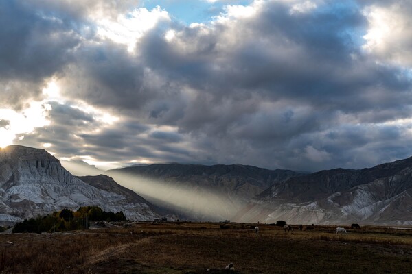 무스탕 왕국의 수도 로만탕 주변 산야의 환상적인 빛내림 현상
