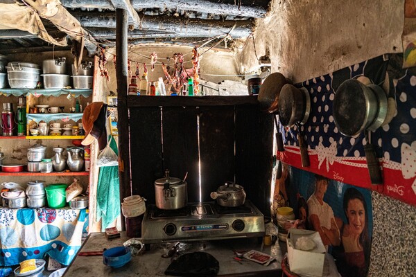 무스탕 오지마을 전통가옥의 생활공간과 함께 있는 부엌 모습. 대개 1층은 가축우리와 창고로 사용한다.