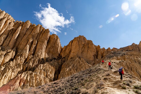 콘촉링 동굴사원(4,100m) 가는 길의 달나라 풍경 같은 이국적이면서도 웅장하고 아름답고 기기묘묘한 특이지형. 트래커들이 만화경 같은 수직의 절벽과 골짜기를 오르고 있다.