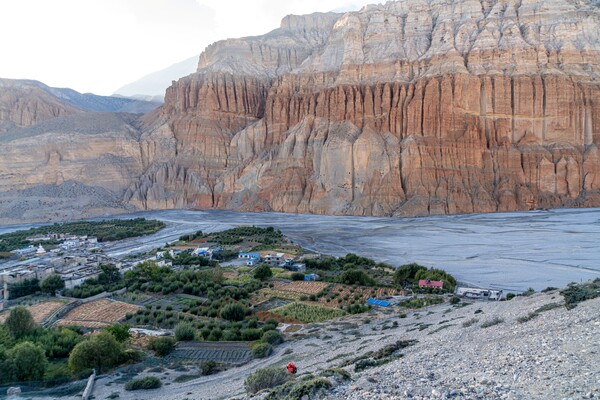 Y자로 흐르는 강줄기와 기괴하면서도 장대한 만리장성 같은 바위 절벽을 주변 풍경으로 거느리고 있는 탕게마을. 무스탕에서 가장 아름답고 인상에 남는 아늑한 강변마을이다.