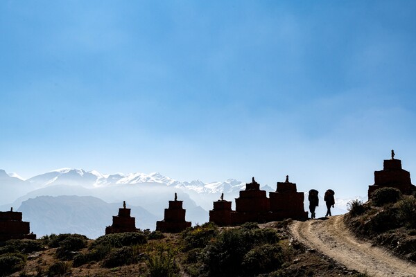 언덕 위 불탑 사이로 무거운 짐을 진 포터들이 지나가고 있다. 저 멀리 은백색의 안나푸르나 연봉이 멋진 스카이라인을 그리고 있다.