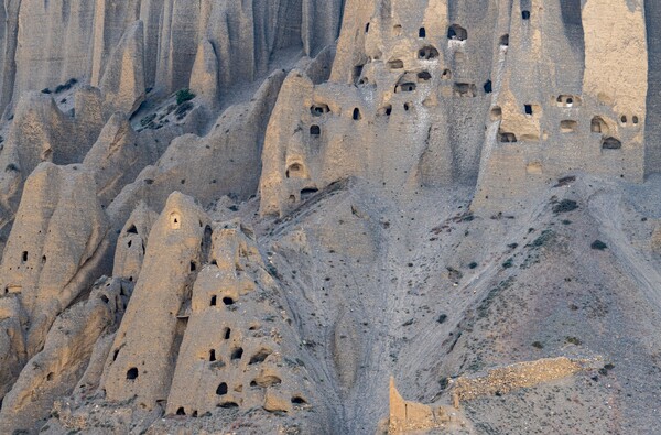 만리장성 같은 거대한 절벽에 수많은 동굴이 입을 벌린 채 벌집처럼 들어서 있다. 누가 언제 어떻게 파고 올랐는지 아무도 모른다.