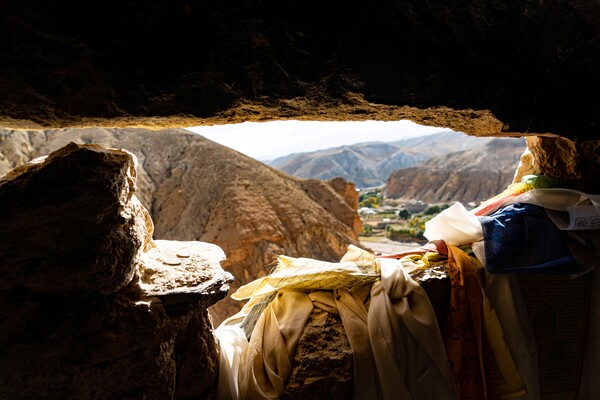 붉은 사암의 거대한 절벽에 미로 같은 통로와 셀 수 없이 많은 방으로 연결된 4층으로 구성된 초세르 하늘동굴. 절벽동굴서 내다본 계곡이 아름답다.