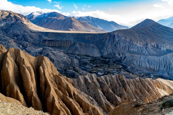 해발 4,183m의 파패스(Pa Pass)를 포함 4,000m가 넘는 고개 서너 개를 힘겹게 넘은 보상으로 가파른 하산 길에 만나는 그림 같은 천상의 풍경.