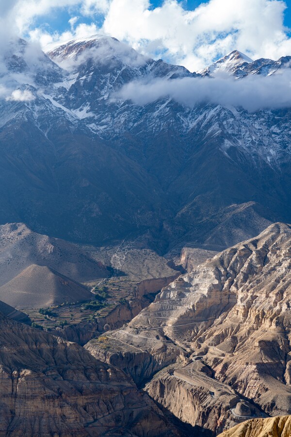 인적이 끊긴 안나푸르나 산군의 깊은 계곡과 험준한 절벽에 둘러싸인 오지 외딴마을 풍경.