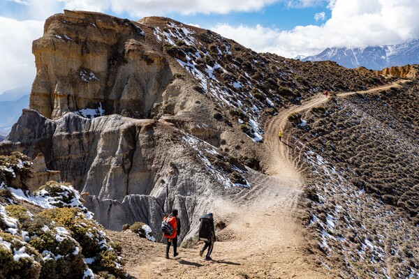 트래커가 해발 4,000m가 넘는 험준한 기암괴석의 아름다운 고갯길을 걷고 있다.
