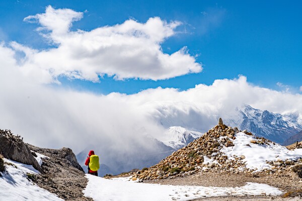 무스탕 트레킹의 마지막 종착지인 묵티나트를 향해 걷는 트래커. 앞쪽 구름에 잠긴 안나푸르나 산군 아래가 불교와 힌두교의 성지인 묵티나트다.