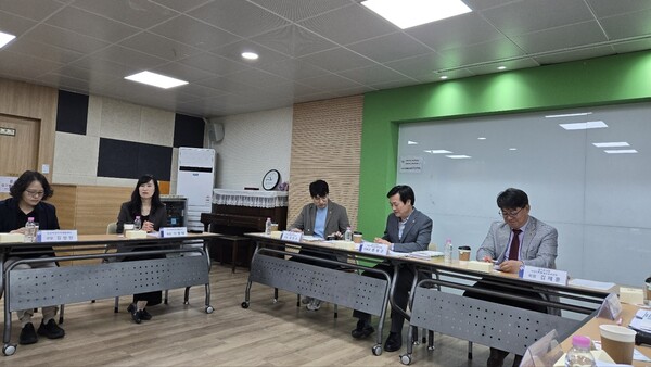 문형근 위원장은 “여성인력개발센터는 단순한 직업 훈련 기관을 넘어, 여성의 경제적 자립과 사회참여 확대를 이끄는 핵심 플랫폼”이라며, “현장의 목소리를 반영한 정책과 예산이 뒷받침될 수 있도록 도의회 차원에서 적극 지원하겠다”고 강조했다./ 경기도의회 제공