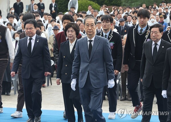 한덕수 대통령 권한대행 국무총리가 19일 서울 강북구 국립 4·19민주묘지에서 열린 제65주년 4·19 혁명 기념식에서 헌화 및 분향을 위해 이동하고 있다. / 연합