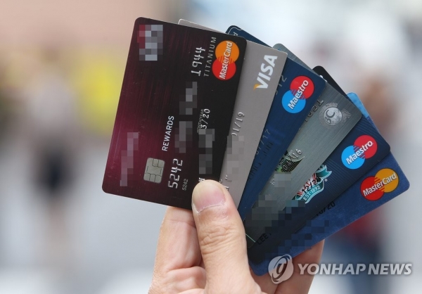 '빚내서 빚을 갚는' 카드론 대환대출이 서민경제의 뇌관으로 부상하고 있다. / 연합뉴